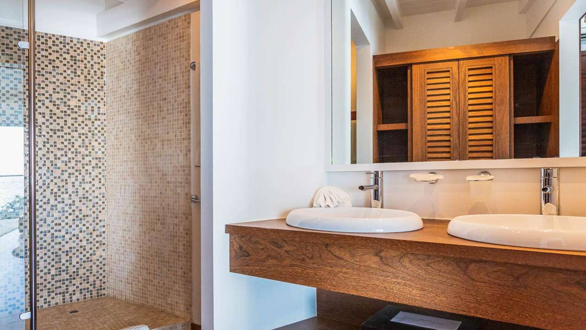 Bathroom at WV MER, Gouverneur, St. Barthelemy
