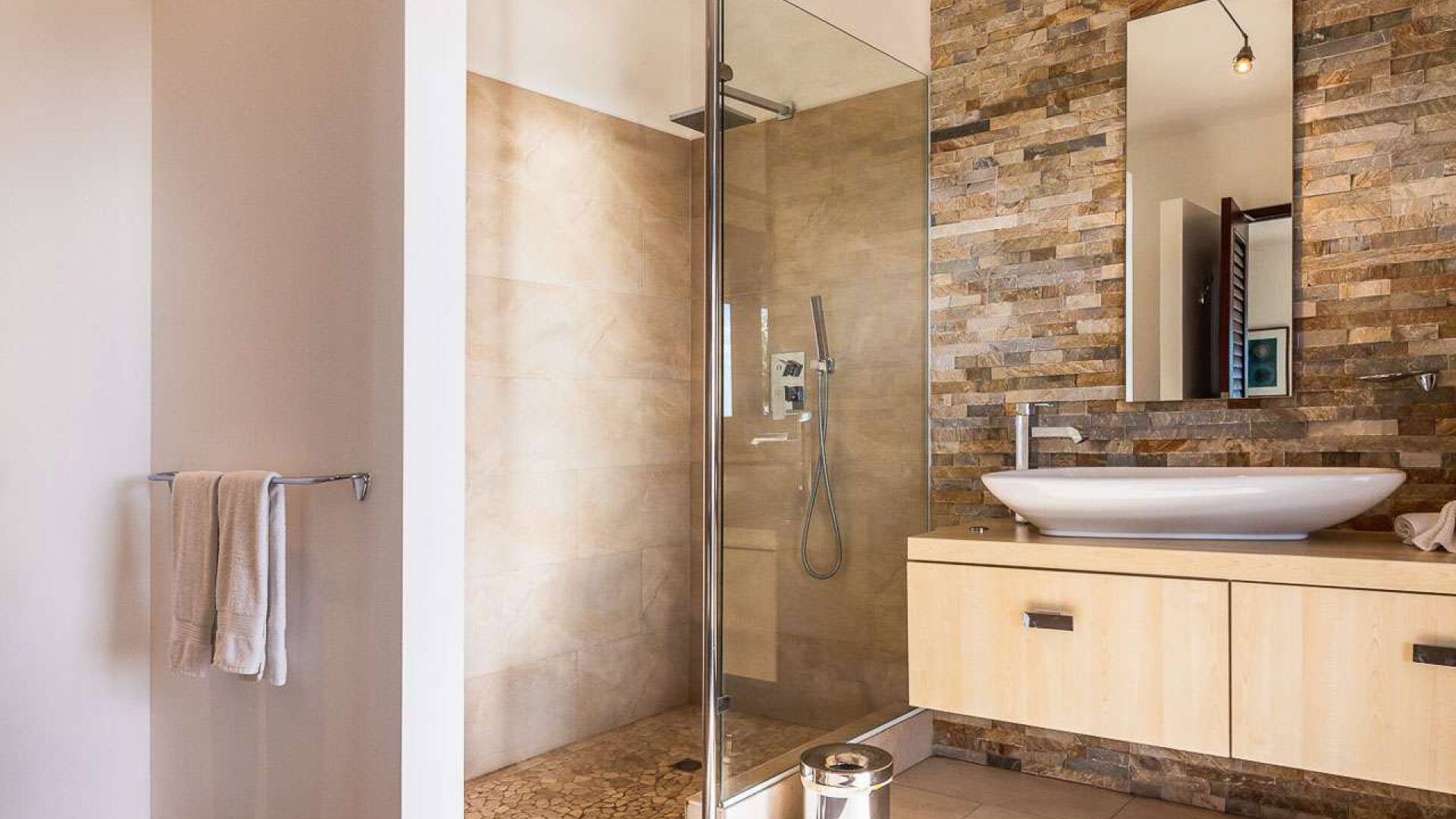 Bathroom at WV MER, Gouverneur, St. Barthelemy